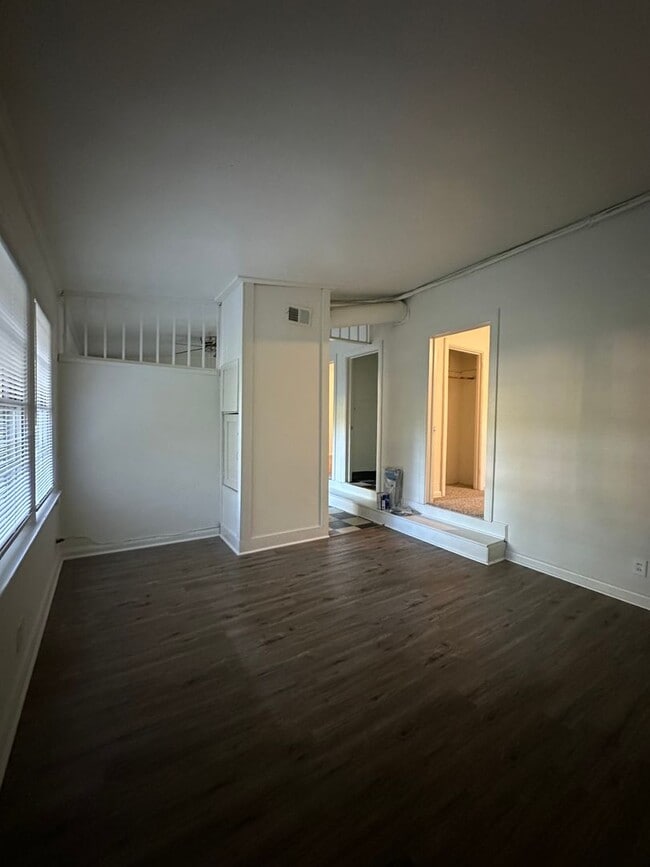 Building Photo - 2 bedroom, 1 bathroom updated home in Norm...