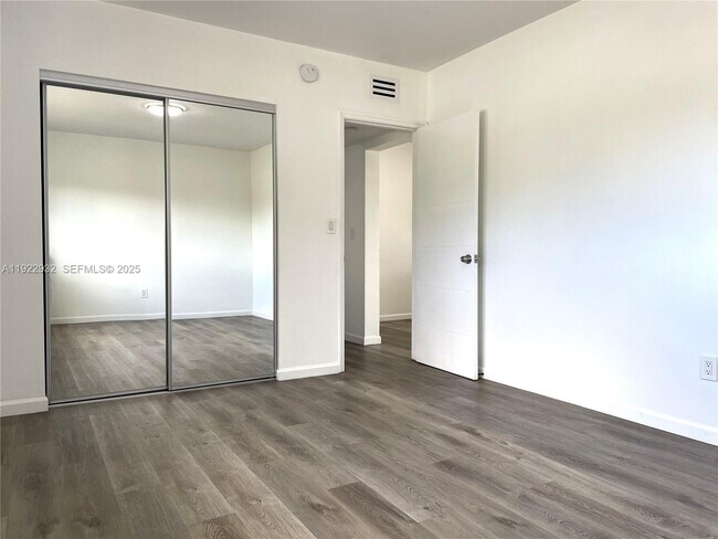 Building Photo - 17175 NE 20th Ave