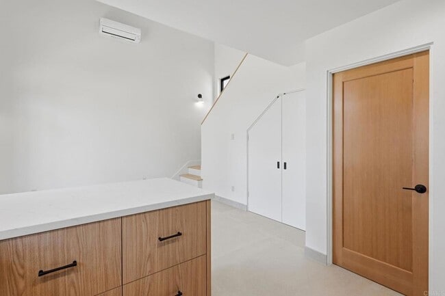 Building Photo - 1063 Buena Vista Way