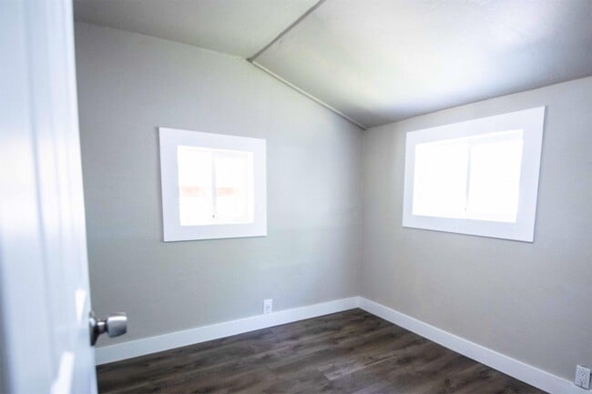 Building Photo - 5 Wallace St