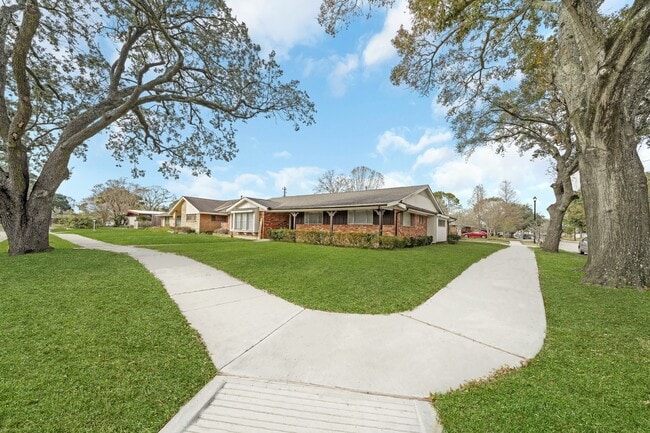 Building Photo - 4002 Martinshire Dr