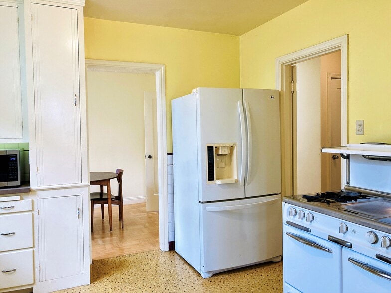 Kitchen 13'x10' Refrigerator and Wedgewood Stove - 2919 23rd Ave