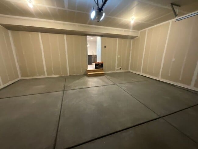 Building Photo - 2 bedroom 2 1/2 bath Townhouse 2 car garage.