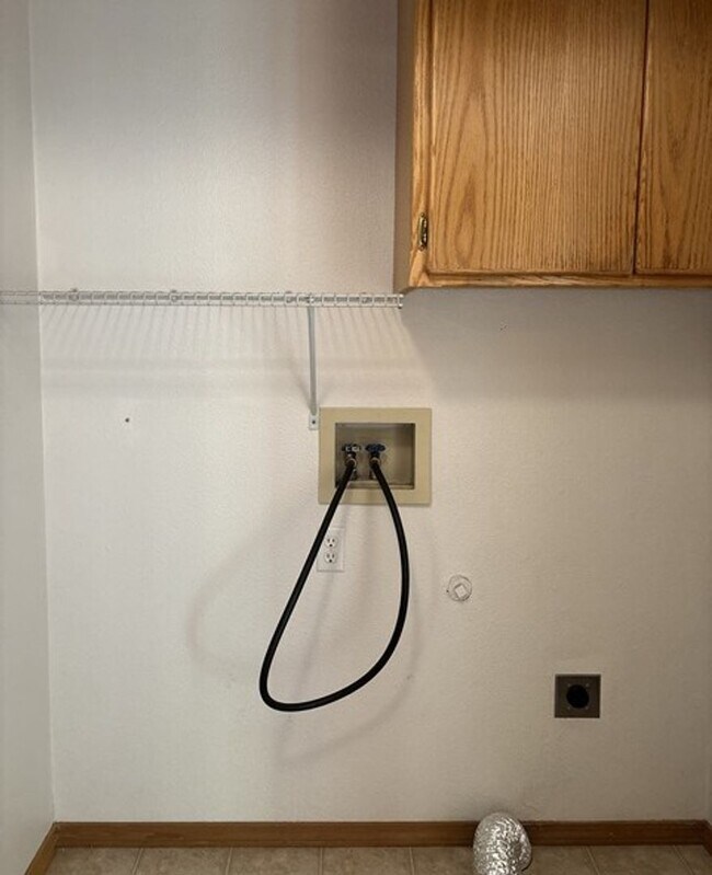 Building Photo - 3Bd/2Ba Single Story Home - Available to View!