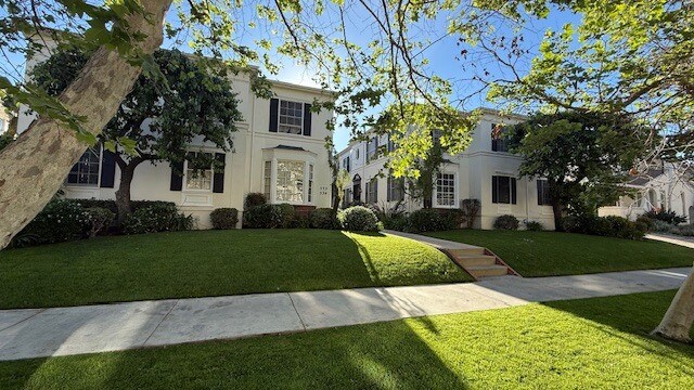 Building Photo - 530 N Sycamore Ave