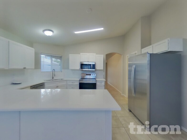 Building Photo - 525 N Val Vista Dr