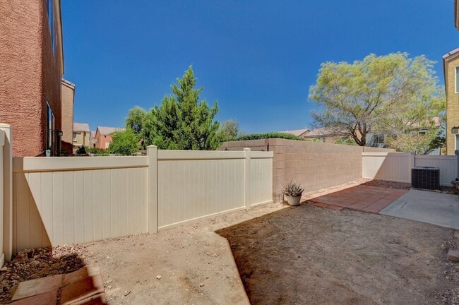 Building Photo - Beautiful 3 Bedroom + Loft - SOLAR INCLUDED!
