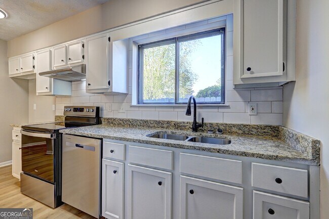 Building Photo - 288 Country Club Dr