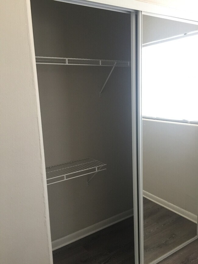 Building Photo - 1 bd/ba Newly Renovated Downtown Apartment...