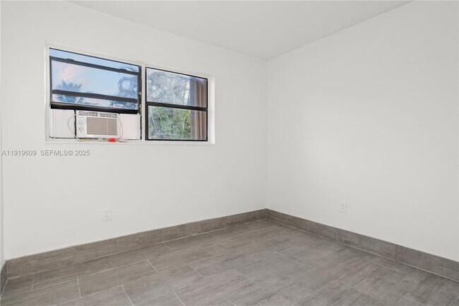 Building Photo - 1291 NE 207th St