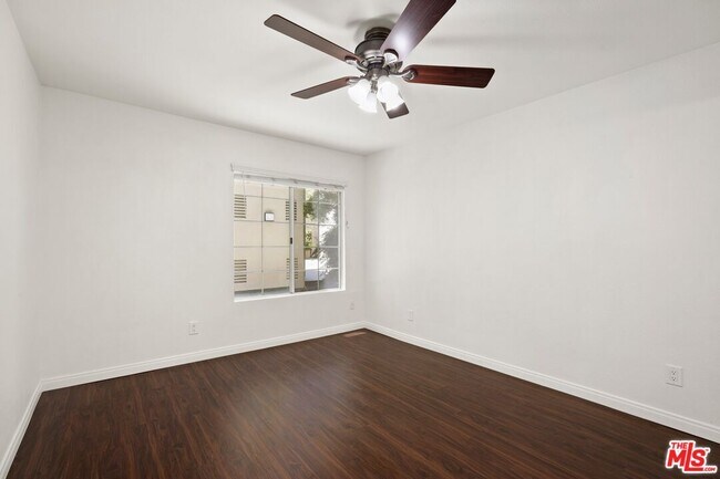 Building Photo - 5535 Canoga Ave