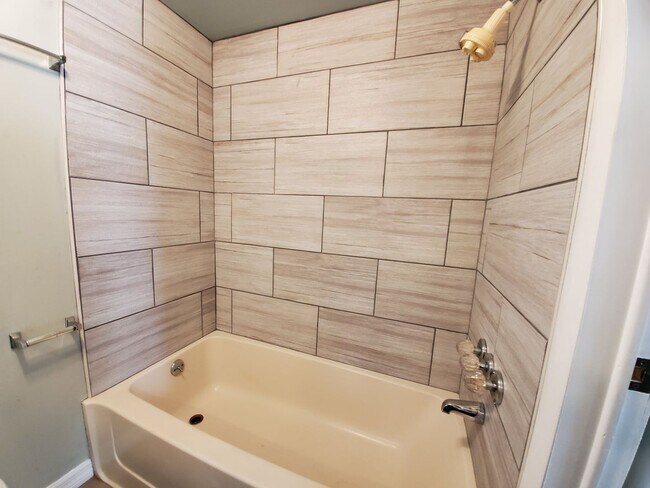 Building Photo - 3 bed / 2 bath Annual Rental Home in Brade...