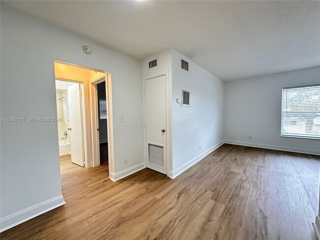 Building Photo - 2822 Van Buren St