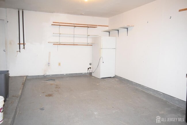 Building Photo - 31 Larch St
