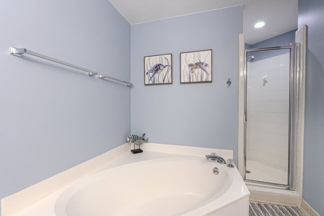 Building Photo - 10 N Forest Beach Dr