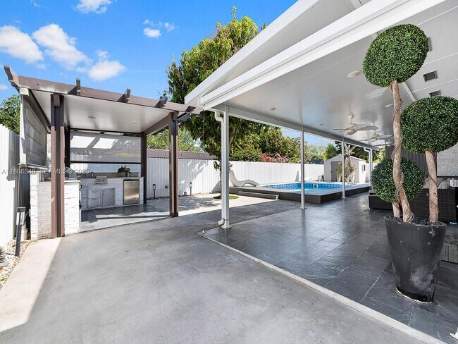 Building Photo - 6951 Miami Lakeway S