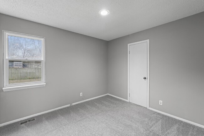 Building Photo - " Renovated 3-Bed, 2.5 Bath in Olathe - Available Now!"  1st month's rent is FREE!*