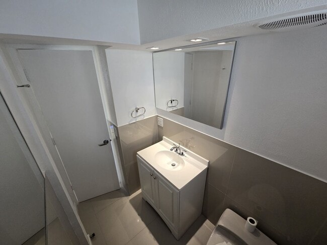 Building Photo - 2-Bed, 2-Bath Miami Condo in HOA Community – Pool, Laundry On-Site