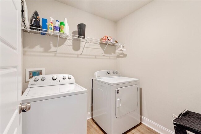 Building Photo - 8120 Fairview Ct