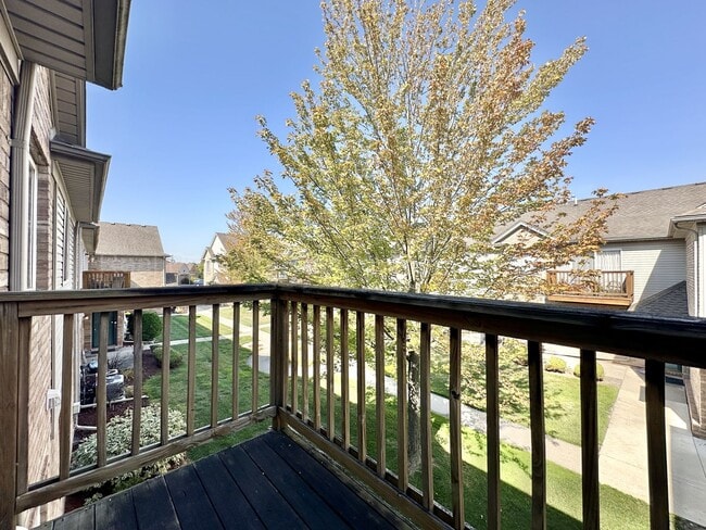 Building Photo - Spacious 2 Bed Condo with Attached Garage