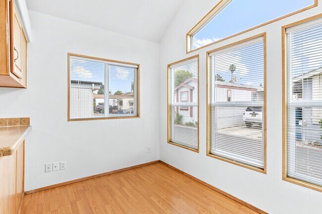 Building Photo - 1 Bed + 1 Bath +  IN THE PLEASURE POINT AREA OF SANTA CRUZ. $2300 Per Month