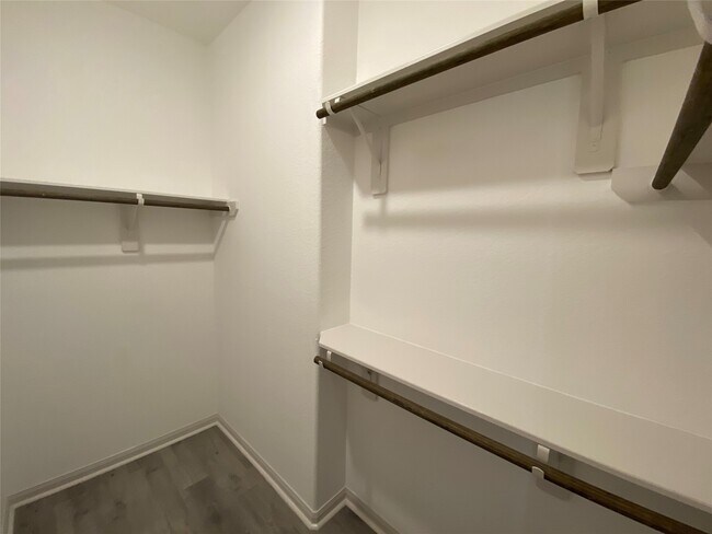 Building Photo - 16620 Merry Pines Dr