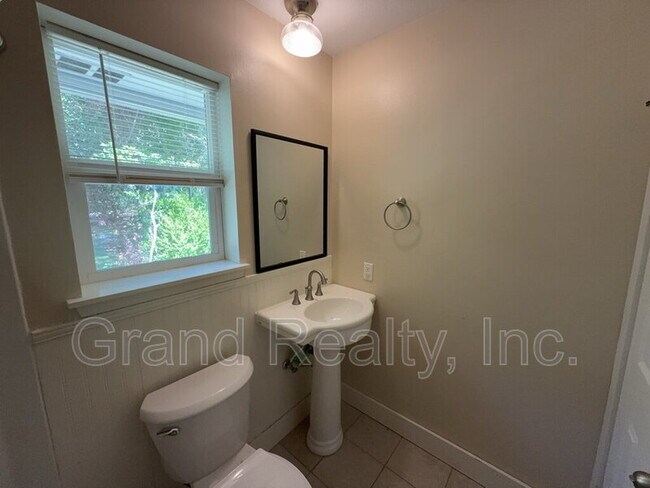 Building Photo - 7401 Bernadette Dr