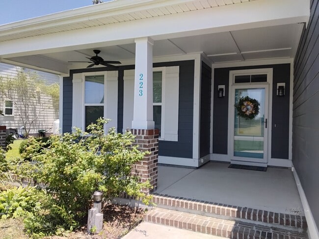 Building Photo - 4 Bedroom home in Beaufort