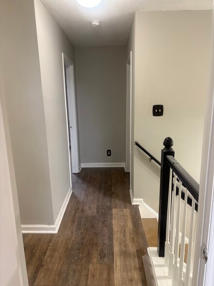 Upstairs hallway - 4643 Vendue Range Dr