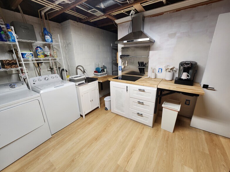 Shared laundry room - 3922 Marquis Pl