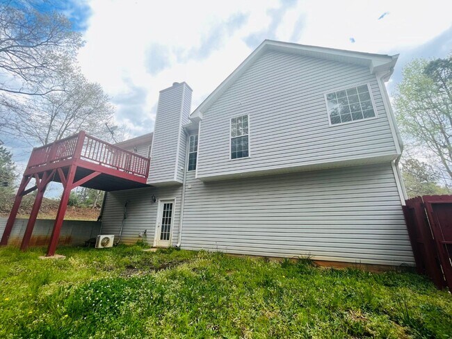 Building Photo - Northgate district! 4 bed/2.5 full bath, newly renovated, large lot, approx 2500 sqft, 2 car gara...