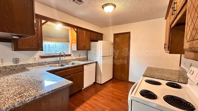 Building Photo - 1210 Glenwood Dr