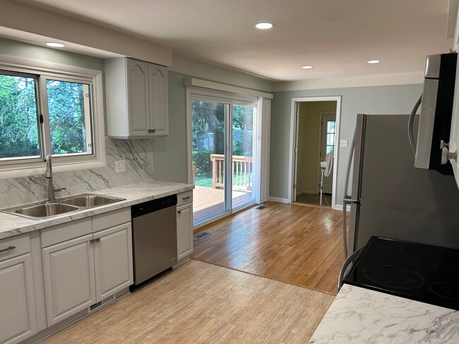 Building Photo - 3754 Hi Villa Dr