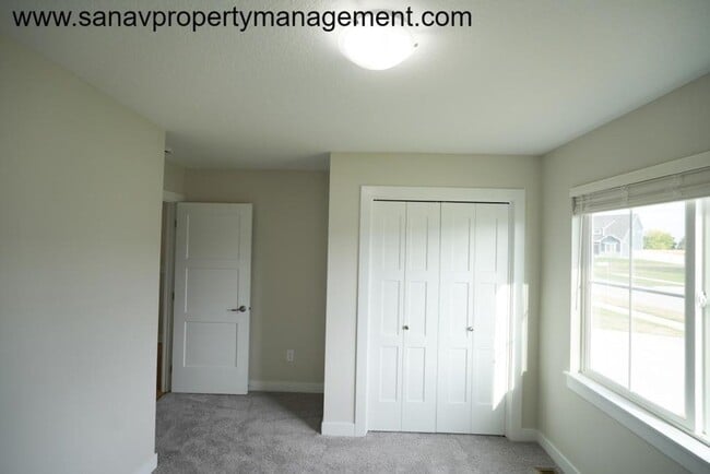 Building Photo - Family-Friendly Ranch Home with 3 Car Gara...