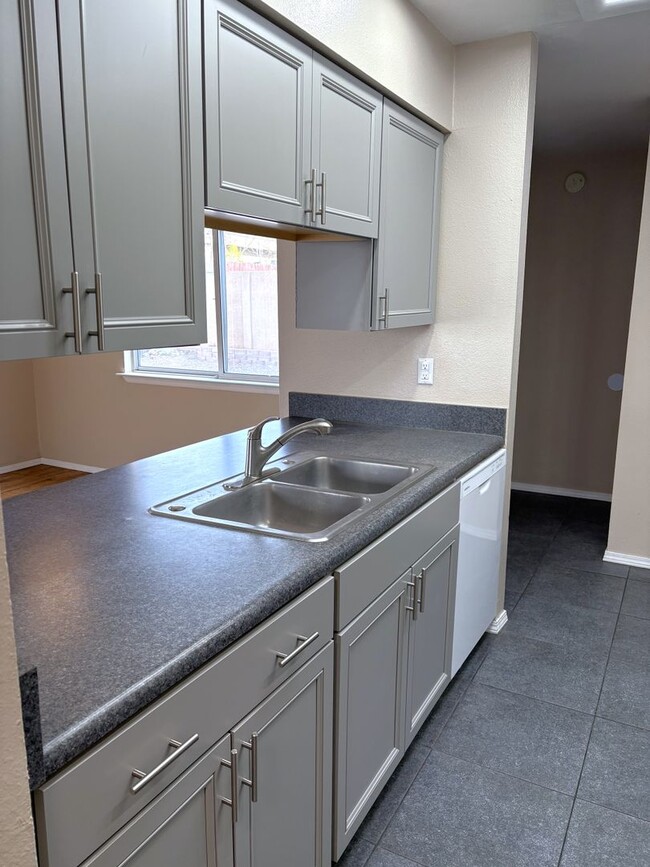 Building Photo - Beautiful 5 Bedroom NE Heights Home With B...