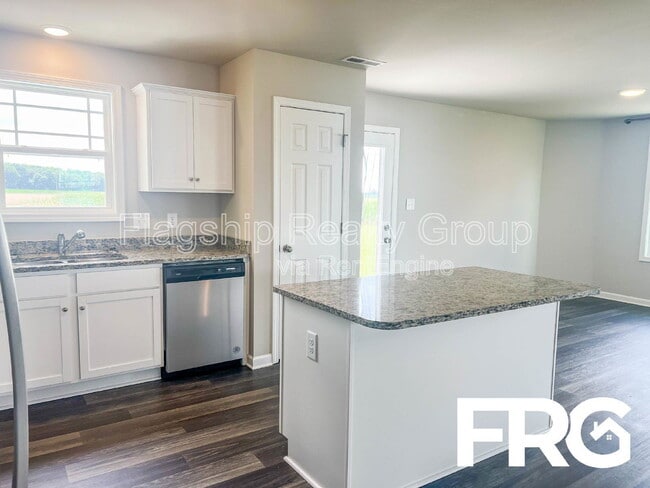 Building Photo - 102 Michael Thomas Pl