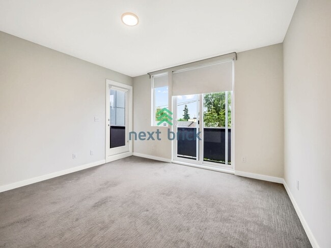 Building Photo - 3 Bed 2.5 Bath Greenwood Home