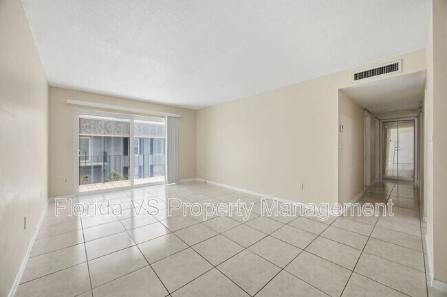 Building Photo - 925 W Oak Ridge Rd