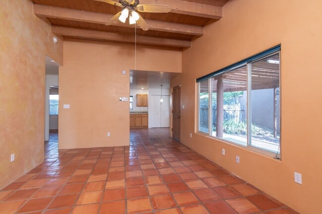 Building Photo - Cute Single Family Home Available now!