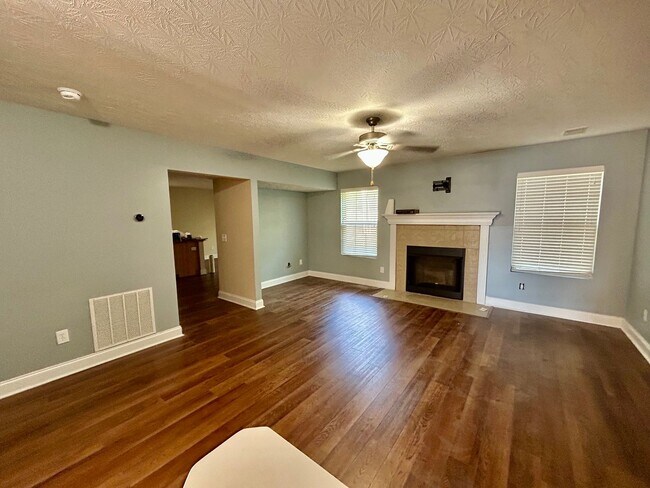 Primary Photo - Large 4 Bed, 2.5 bath in Lexington!