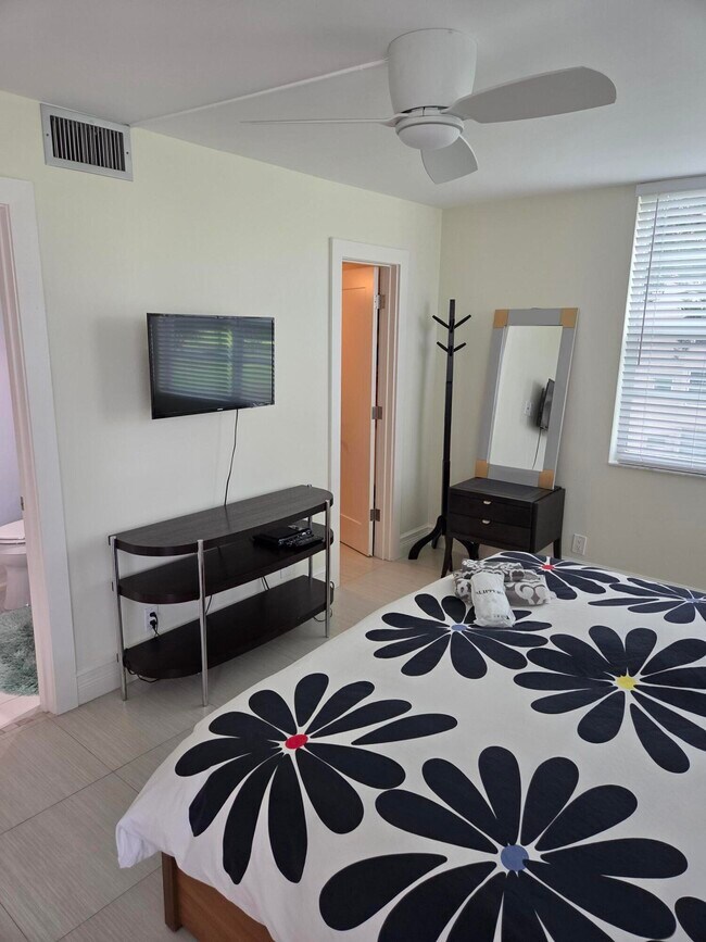 Building Photo - 1831 Sabal Palm Dr