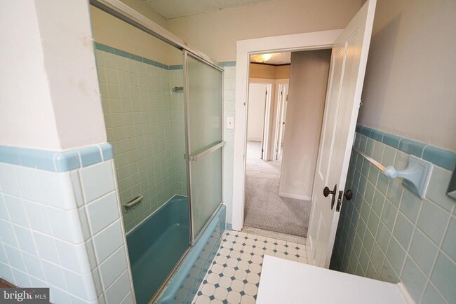 Building Photo - 305 E Pine St