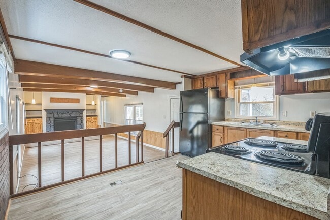 Building Photo - Updated 2 bedroom 2 bath Home in Laurel La...