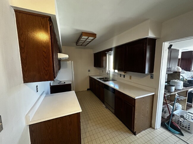 Building Photo - Available Immediately!  Spacious 6-Bedroom Retreat with 2 Full Baths in Charming Denver Locale!