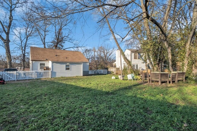 Building Photo - Available in March. Nashville 2 BED charming cottage for rent. Renovated with darling details and...