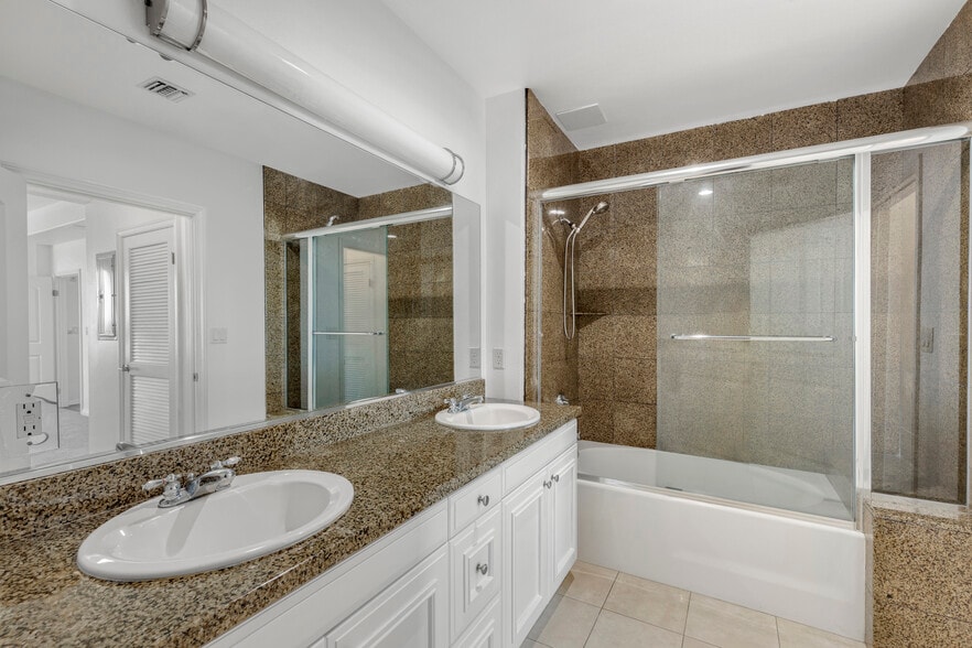 Building Photo - 3750 Santa Rosalia Dr