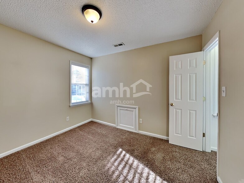 Building Photo - 6425 Silver Spring Ct