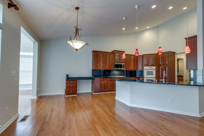 Building Photo - Luxury, Location, and Lifestyle on Rolling...