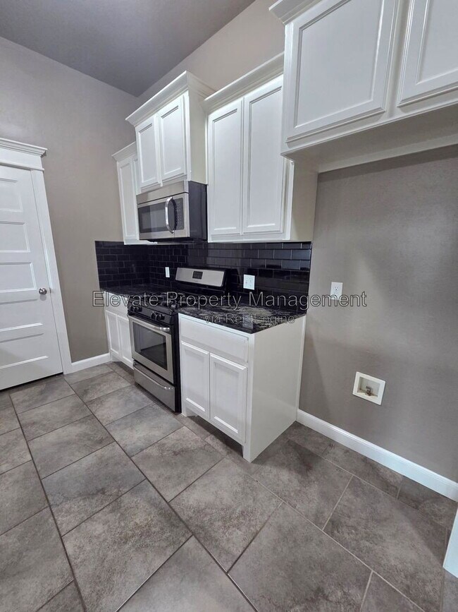 Building Photo - 2200 Starwood Wy