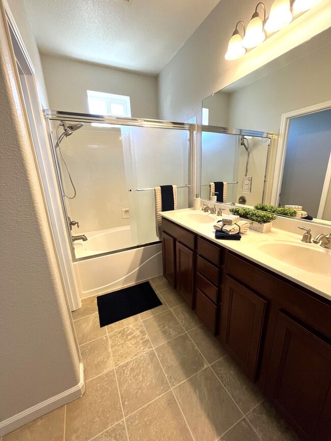 Building Photo - Spacious 3 Bedroom Condo for Rent in Linco...
